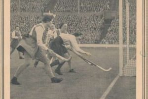 1958-50000-Zuschauer-beim-DamenspielEngl-vert-470x815