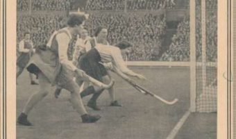 1958-50000-Zuschauer-beim-DamenspielEngl-vert-470x815