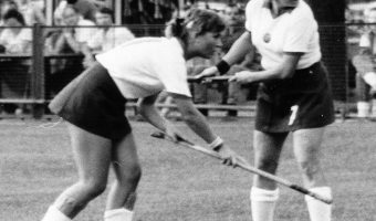 1989-09-09 Damen-NM in der Winsstraße vs CSSR 2-1 v.l. Sabine Sasse, Elke Lückert