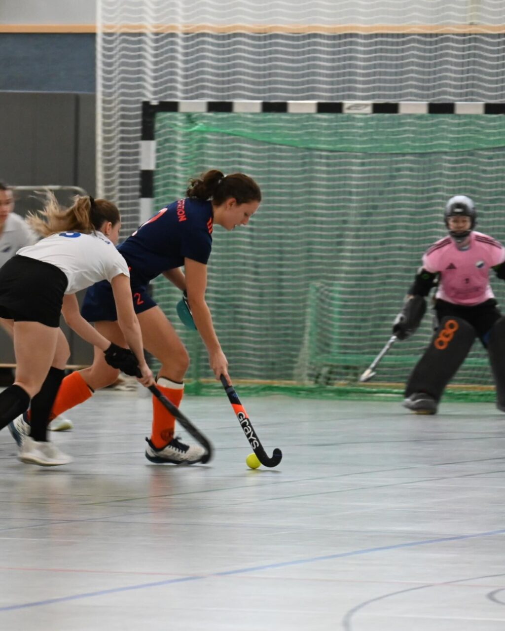 Matchday #8 | #9

Wir steigen auf! ✨

Wir gewinnen am letzten Wochenende beide Spiele, holen uns 6 Punkte und sichern uns bereits eine Woche vor Saisonende den ersten Platz!!! 

Am Freitag Abend ging es mit der SBahn nach Potsdam gegen die direkten Tabellennachbarn PSU. Wie so oft klingelt es erstmal in unserem Tor und so steht es nach wenigen Minuten bereits 1:2 gegen. Ab dem zweiten Viertel drehen wir aber auf & können durch gutes Kontakten bis in den Kreis unsere Chancen nutzen. Am Ende steht es 4:7 für uns und der Aufstieg wird immer realistischer. 

Damit hieß es : Sonntag können wir es klar machen. Genau das war der Plan. Top motiviert ist bereits vor Anpfiff die Halle voll. Mit dem Ziel vor Augen liefern wir auch hier ein gutes Spiel ab und können uns gegen die Damen aus Jena durchsetzen. Am Ende steht es 4:3 für uns und die Freude war riesig! 
Auch ihr habt uns den Tag unvergesslich werden lassen. Danke für so eine Hammer Kulisse 🧡💙

Jetzt steht noch ein Spiel an. Nächsten Sonntag ein letztes Mal alles reinhauen und dann wird gefeiert! ✨

#rollerollerotation #rotationhockey