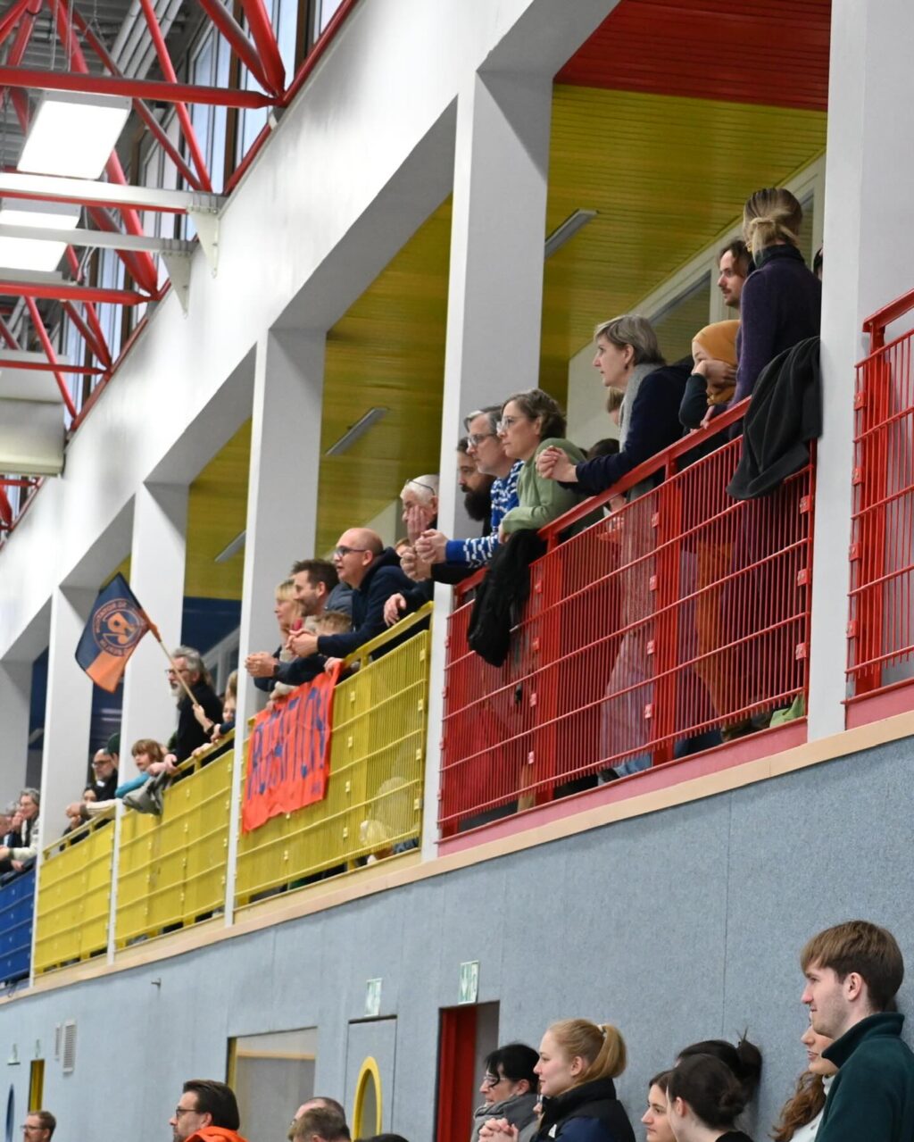 Matchday #8 | #9

Wir steigen auf! ✨

Wir gewinnen am letzten Wochenende beide Spiele, holen uns 6 Punkte und sichern uns bereits eine Woche vor Saisonende den ersten Platz!!! 

Am Freitag Abend ging es mit der SBahn nach Potsdam gegen die direkten Tabellennachbarn PSU. Wie so oft klingelt es erstmal in unserem Tor und so steht es nach wenigen Minuten bereits 1:2 gegen. Ab dem zweiten Viertel drehen wir aber auf & können durch gutes Kontakten bis in den Kreis unsere Chancen nutzen. Am Ende steht es 4:7 für uns und der Aufstieg wird immer realistischer. 

Damit hieß es : Sonntag können wir es klar machen. Genau das war der Plan. Top motiviert ist bereits vor Anpfiff die Halle voll. Mit dem Ziel vor Augen liefern wir auch hier ein gutes Spiel ab und können uns gegen die Damen aus Jena durchsetzen. Am Ende steht es 4:3 für uns und die Freude war riesig! 
Auch ihr habt uns den Tag unvergesslich werden lassen. Danke für so eine Hammer Kulisse 🧡💙

Jetzt steht noch ein Spiel an. Nächsten Sonntag ein letztes Mal alles reinhauen und dann wird gefeiert! ✨

#rollerollerotation #rotationhockey