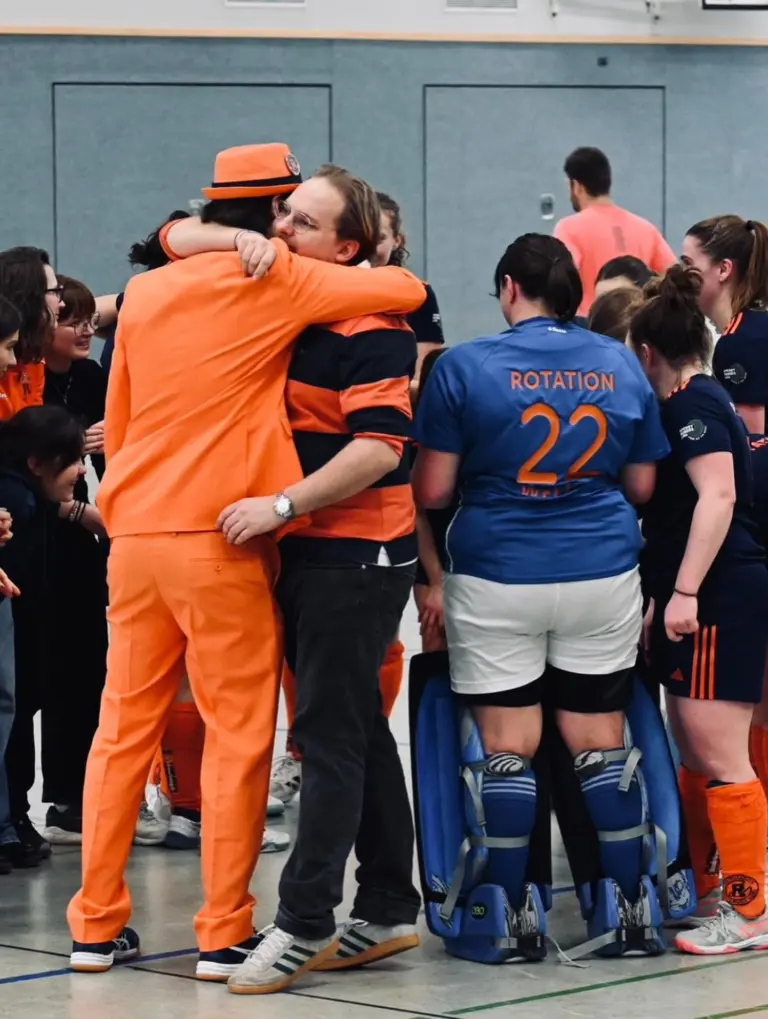 Liebes Tagebuch, 

lange nicht mehr gemeldet, dabei ist einiges passiert. Das wichtigste zuerst: vor ein paar Wochen haben wir es tatsächlich geschafft! Aufstieg in die 1.BULI!!! Nach einer Hallensaison mit lauter Ups und Downs konnten wir uns am vorletzten Spieltag den Aufstieg schon vorzeitig sichern. Wir sind super happy und stolz auf dieses Team, was nach einem intensiven Hockeyjahr nochmal einen drauf gesetzt hat. Dank unserer beiden Trainer, einem super Teamgeist und unseren tollen Fans hat die Saison das beste Ende genommen. Wir sind gespannt und super motiviert auf die große Herausforderung im nächsten Winter. 
Zusätzlich ging unser Blick direkt weiter zur Rückrunde der Feldsaison. Nach kurzer Pause hieß es schon wieder Laufschuhe schnappen, Schläger tauschen und ab aufs Feld. Am Sonntag geht es wieder los. Mal sehen was wird! 

Bis ganz bald (versprochen), 
Deine 1.Damen 🧡💙