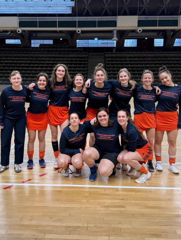 Liebes Tagebuch, 

lange nicht mehr gemeldet, dabei ist einiges passiert. Das wichtigste zuerst: vor ein paar Wochen haben wir es tatsächlich geschafft! Aufstieg in die 1.BULI!!! Nach einer Hallensaison mit lauter Ups und Downs konnten wir uns am vorletzten Spieltag den Aufstieg schon vorzeitig sichern. Wir sind super happy und stolz auf dieses Team, was nach einem intensiven Hockeyjahr nochmal einen drauf gesetzt hat. Dank unserer beiden Trainer, einem super Teamgeist und unseren tollen Fans hat die Saison das beste Ende genommen. Wir sind gespannt und super motiviert auf die große Herausforderung im nächsten Winter. 
Zusätzlich ging unser Blick direkt weiter zur Rückrunde der Feldsaison. Nach kurzer Pause hieß es schon wieder Laufschuhe schnappen, Schläger tauschen und ab aufs Feld. Am Sonntag geht es wieder los. Mal sehen was wird! 

Bis ganz bald (versprochen), 
Deine 1.Damen 🧡💙