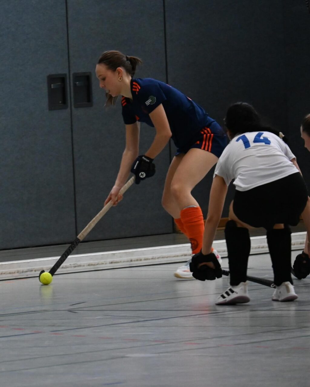 Matchday #8 | #9

Wir steigen auf! ✨

Wir gewinnen am letzten Wochenende beide Spiele, holen uns 6 Punkte und sichern uns bereits eine Woche vor Saisonende den ersten Platz!!! 

Am Freitag Abend ging es mit der SBahn nach Potsdam gegen die direkten Tabellennachbarn PSU. Wie so oft klingelt es erstmal in unserem Tor und so steht es nach wenigen Minuten bereits 1:2 gegen. Ab dem zweiten Viertel drehen wir aber auf & können durch gutes Kontakten bis in den Kreis unsere Chancen nutzen. Am Ende steht es 4:7 für uns und der Aufstieg wird immer realistischer. 

Damit hieß es : Sonntag können wir es klar machen. Genau das war der Plan. Top motiviert ist bereits vor Anpfiff die Halle voll. Mit dem Ziel vor Augen liefern wir auch hier ein gutes Spiel ab und können uns gegen die Damen aus Jena durchsetzen. Am Ende steht es 4:3 für uns und die Freude war riesig! 
Auch ihr habt uns den Tag unvergesslich werden lassen. Danke für so eine Hammer Kulisse 🧡💙

Jetzt steht noch ein Spiel an. Nächsten Sonntag ein letztes Mal alles reinhauen und dann wird gefeiert! ✨

#rollerollerotation #rotationhockey