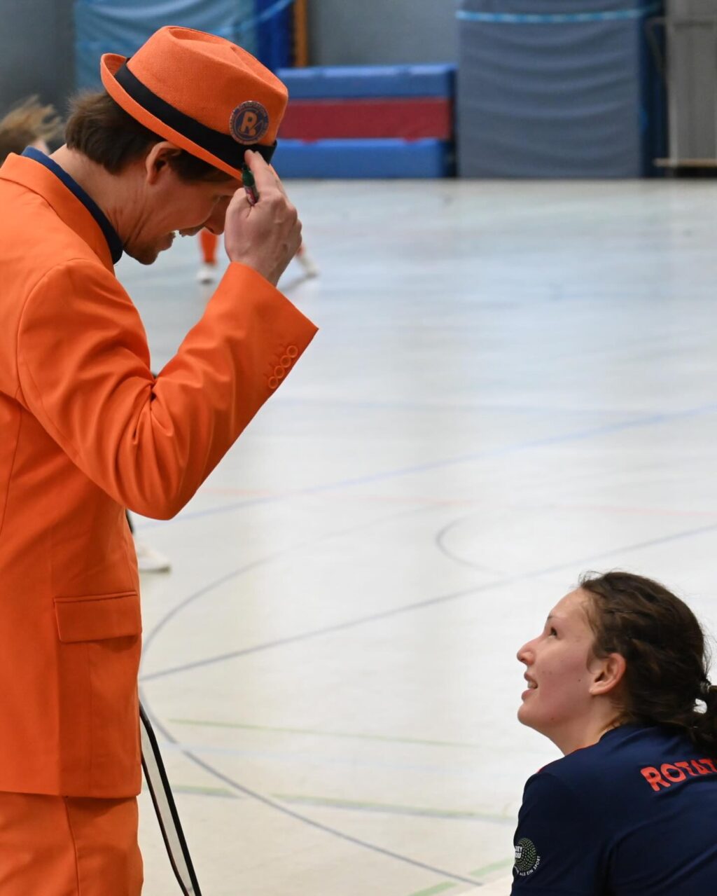 Matchday #8 | #9

Wir steigen auf! ✨

Wir gewinnen am letzten Wochenende beide Spiele, holen uns 6 Punkte und sichern uns bereits eine Woche vor Saisonende den ersten Platz!!! 

Am Freitag Abend ging es mit der SBahn nach Potsdam gegen die direkten Tabellennachbarn PSU. Wie so oft klingelt es erstmal in unserem Tor und so steht es nach wenigen Minuten bereits 1:2 gegen. Ab dem zweiten Viertel drehen wir aber auf & können durch gutes Kontakten bis in den Kreis unsere Chancen nutzen. Am Ende steht es 4:7 für uns und der Aufstieg wird immer realistischer. 

Damit hieß es : Sonntag können wir es klar machen. Genau das war der Plan. Top motiviert ist bereits vor Anpfiff die Halle voll. Mit dem Ziel vor Augen liefern wir auch hier ein gutes Spiel ab und können uns gegen die Damen aus Jena durchsetzen. Am Ende steht es 4:3 für uns und die Freude war riesig! 
Auch ihr habt uns den Tag unvergesslich werden lassen. Danke für so eine Hammer Kulisse 🧡💙

Jetzt steht noch ein Spiel an. Nächsten Sonntag ein letztes Mal alles reinhauen und dann wird gefeiert! ✨

#rollerollerotation #rotationhockey