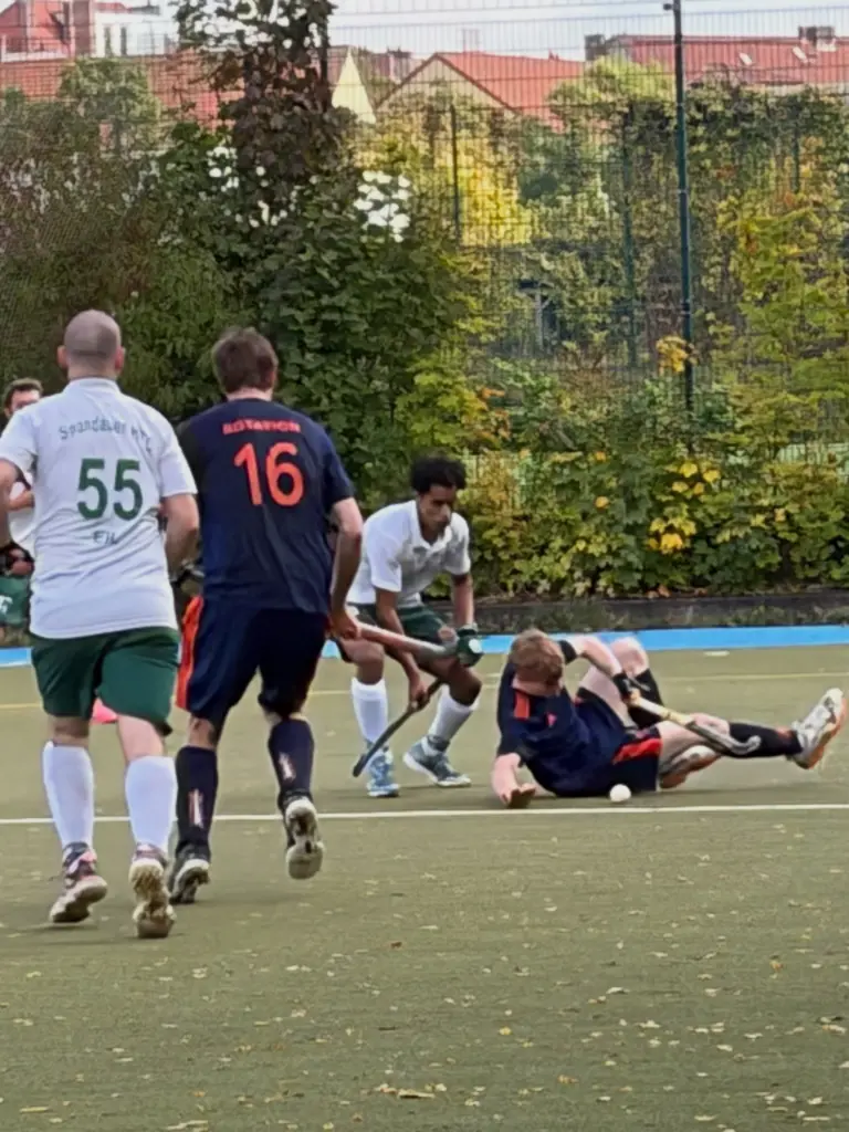 0,83 oder 5/6 oder 15 Punkte oder Platz 3 – so kann man die Hinrunde für Zahlenfreunde zusammenfassen. Wir würden sie als erlösend, gelungen, ermutigend und zielführend beschreiben. Wir hatten eine richtig gute Zeit seit dem Sommer, und das hat man auch gemerkt. Wir sind wieder (zusammen)gewachsen, haben Spaß, integrieren die Jugend und spielen mit Freude. Dafür wollen wir Camilo und Philipp danken, die die richtigen Schrauben gedreht haben.
Am letzten Sonntag konnten wir gegen den Tabellenführer Wespen 2 zwar 3 Tore schießen, kassierten aber auch 6. So wurde es leider nichts mit der weißen Weste zur Winterpause. Agilität und Ballsicherheit ließen noch zu wünschen übrig, aber daran werden wir arbeiten. Zusammenfassend sind wir voll auf Kurs und nur einen Punkt hinter Platz 1. Die Rückrunde wird also heiß.
Als kleiner Ausblick auf die Hallensaison können wir versprechen, dass die Coaches was Derbes kochen, damit wir konkurrenzfähig in die 2. BuLi starten. Kann was werden! Eure 1. Herren