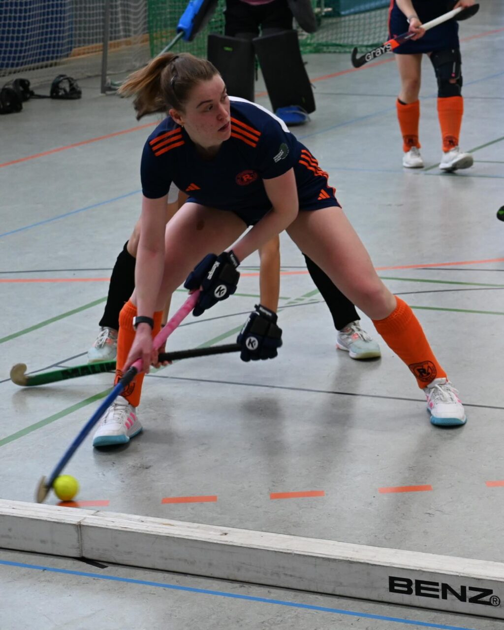 Matchday #8 | #9

Wir steigen auf! ✨

Wir gewinnen am letzten Wochenende beide Spiele, holen uns 6 Punkte und sichern uns bereits eine Woche vor Saisonende den ersten Platz!!! 

Am Freitag Abend ging es mit der SBahn nach Potsdam gegen die direkten Tabellennachbarn PSU. Wie so oft klingelt es erstmal in unserem Tor und so steht es nach wenigen Minuten bereits 1:2 gegen. Ab dem zweiten Viertel drehen wir aber auf & können durch gutes Kontakten bis in den Kreis unsere Chancen nutzen. Am Ende steht es 4:7 für uns und der Aufstieg wird immer realistischer. 

Damit hieß es : Sonntag können wir es klar machen. Genau das war der Plan. Top motiviert ist bereits vor Anpfiff die Halle voll. Mit dem Ziel vor Augen liefern wir auch hier ein gutes Spiel ab und können uns gegen die Damen aus Jena durchsetzen. Am Ende steht es 4:3 für uns und die Freude war riesig! 
Auch ihr habt uns den Tag unvergesslich werden lassen. Danke für so eine Hammer Kulisse 🧡💙

Jetzt steht noch ein Spiel an. Nächsten Sonntag ein letztes Mal alles reinhauen und dann wird gefeiert! ✨

#rollerollerotation #rotationhockey