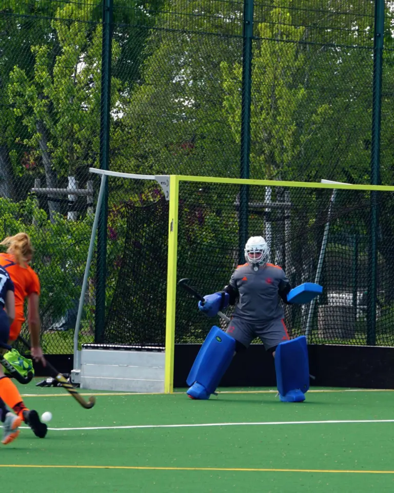 Matchday #11 | #12

Wie in der Hinrunde reichen zwei Gegentore, um aus dem ganzen Wochenende punktelos rauszugehen. Zwei bittere Ergebnisse. 

Am Samstag ging es gegen die Tabellenspitze aus Mannheim. Warm Up läuft, die Tribüne füllt sich und alle haben Bock. Mit einer guten Einstellung geht es los. 
Nachdem die ersten Ecken für Mannheim gut abgelaufen werden können, sitzt dann doch eine und wir gehen mit 0:1 in die Halbzeit. Wir kommen etwas wacher wieder und können einen schönen Konter rausspielen, den wir nach gutem Lauf & Torhüterin ausgucken eeendlich mal wieder belohnen können. Es klingelt im Tor! 1:1! 
Zum Ende des Spiels legen die Mannheimerinnen aber nochmal eine Schippe drauf und holen sich den Siegtreffer. Guter Fight, aber leider zu wenig für einen Punkt. 
Endstand 1:2

Sonntag dann neues Spiel, neuer Ehrgeiz. So sieht der Start auch aus. Wir kontakten gut und kommen immer wieder ins letzte Viertel, aber im Kreis ist es ungefährlich. Über 60min schaffen wir es nicht einmal den Ball ins Netz zu bringen und so reicht das eine Tor für die Rüsselsheimerinnen, um das Spiel für sich zu entscheiden. 
Endstand 0:1

Enttäuscht gehen wir aus dem Wochenende und müssen nun den Fokus schnell wieder finden. Die Arbeit geht weiter. 
Tore schießen macht Bock, davon mehr 🤞🏼