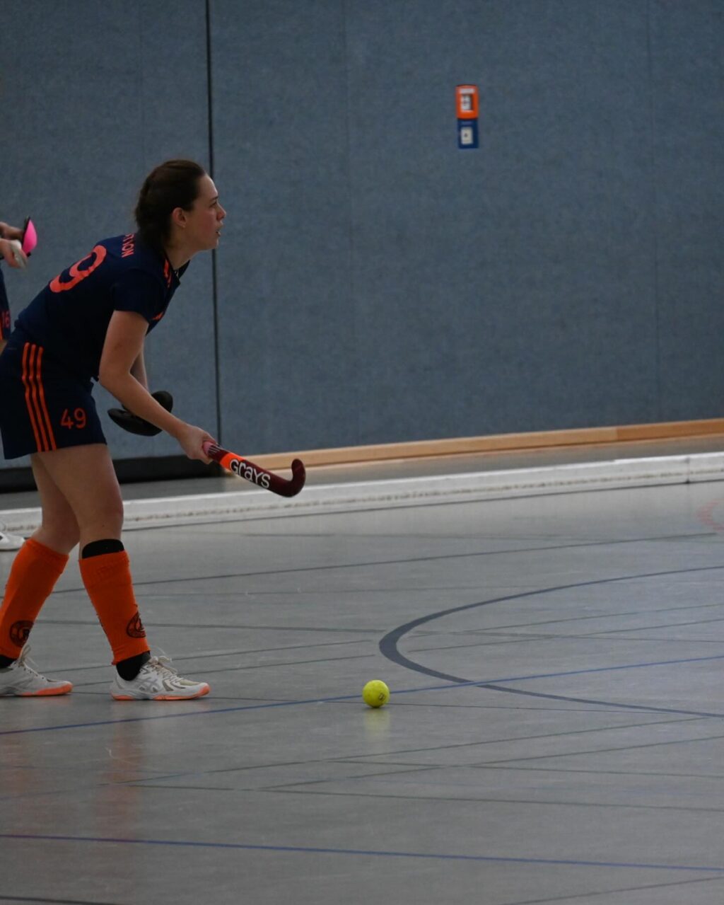 Matchday #8 | #9

Wir steigen auf! ✨

Wir gewinnen am letzten Wochenende beide Spiele, holen uns 6 Punkte und sichern uns bereits eine Woche vor Saisonende den ersten Platz!!! 

Am Freitag Abend ging es mit der SBahn nach Potsdam gegen die direkten Tabellennachbarn PSU. Wie so oft klingelt es erstmal in unserem Tor und so steht es nach wenigen Minuten bereits 1:2 gegen. Ab dem zweiten Viertel drehen wir aber auf & können durch gutes Kontakten bis in den Kreis unsere Chancen nutzen. Am Ende steht es 4:7 für uns und der Aufstieg wird immer realistischer. 

Damit hieß es : Sonntag können wir es klar machen. Genau das war der Plan. Top motiviert ist bereits vor Anpfiff die Halle voll. Mit dem Ziel vor Augen liefern wir auch hier ein gutes Spiel ab und können uns gegen die Damen aus Jena durchsetzen. Am Ende steht es 4:3 für uns und die Freude war riesig! 
Auch ihr habt uns den Tag unvergesslich werden lassen. Danke für so eine Hammer Kulisse 🧡💙

Jetzt steht noch ein Spiel an. Nächsten Sonntag ein letztes Mal alles reinhauen und dann wird gefeiert! ✨

#rollerollerotation #rotationhockey