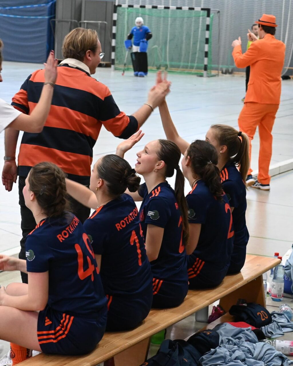 Matchday #8 | #9

Wir steigen auf! ✨

Wir gewinnen am letzten Wochenende beide Spiele, holen uns 6 Punkte und sichern uns bereits eine Woche vor Saisonende den ersten Platz!!! 

Am Freitag Abend ging es mit der SBahn nach Potsdam gegen die direkten Tabellennachbarn PSU. Wie so oft klingelt es erstmal in unserem Tor und so steht es nach wenigen Minuten bereits 1:2 gegen. Ab dem zweiten Viertel drehen wir aber auf & können durch gutes Kontakten bis in den Kreis unsere Chancen nutzen. Am Ende steht es 4:7 für uns und der Aufstieg wird immer realistischer. 

Damit hieß es : Sonntag können wir es klar machen. Genau das war der Plan. Top motiviert ist bereits vor Anpfiff die Halle voll. Mit dem Ziel vor Augen liefern wir auch hier ein gutes Spiel ab und können uns gegen die Damen aus Jena durchsetzen. Am Ende steht es 4:3 für uns und die Freude war riesig! 
Auch ihr habt uns den Tag unvergesslich werden lassen. Danke für so eine Hammer Kulisse 🧡💙

Jetzt steht noch ein Spiel an. Nächsten Sonntag ein letztes Mal alles reinhauen und dann wird gefeiert! ✨

#rollerollerotation #rotationhockey