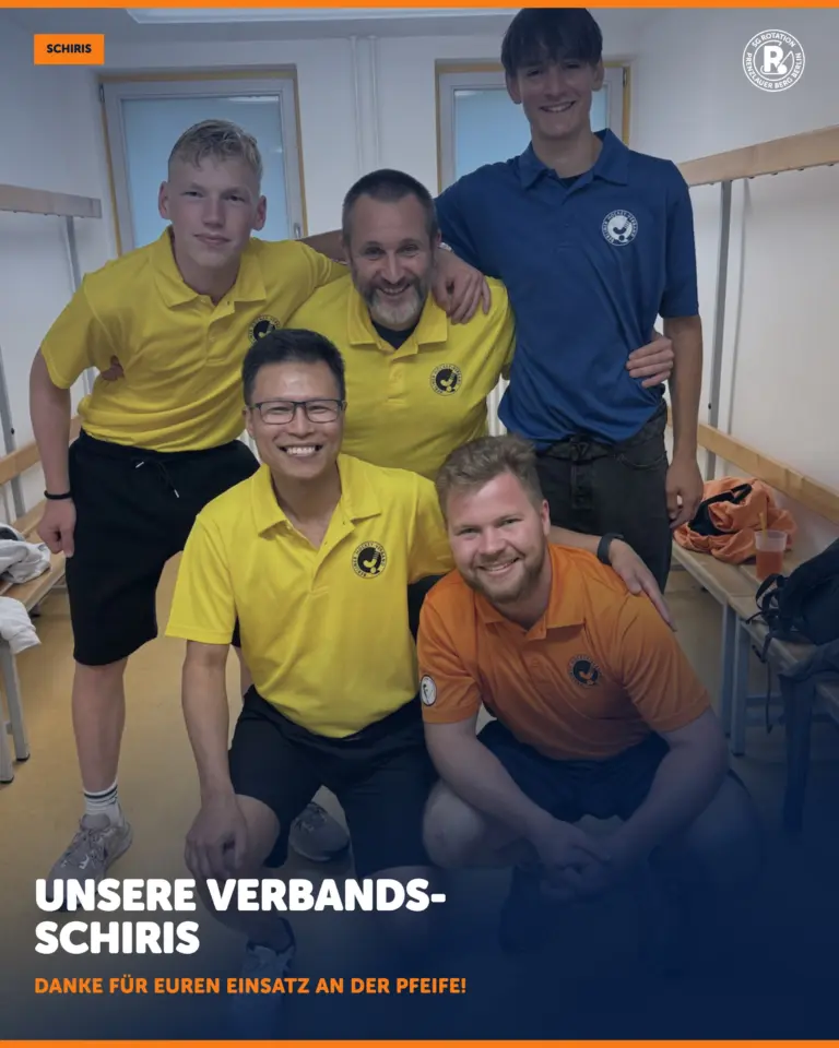 Auf dem Foto seht ihr neben den bekannten Gesichtern Andrej und Dongin unsere neuen «Pfeifen» Leonard, Momme und Tim. Nicht aufs Bild geschafft haben es unsere beiden weiteren Neuzugänge: Jannes & André sowie Rotation-Schiri-Urgestein mit der Pfeife aus Marmor: Jörn. Ein dickes Danke 💙🧡 für Euren Einsatz und Herzlich Willkommen an der Pfeife!

Du hast auch Lust, Verantwortung an der Pfeife zu übernehmen? Oder willst es zumindest mal ausprobieren? Dann melde Dich direkt bei uns oder per Mail an schiedsrichter@rotationhockey.de
