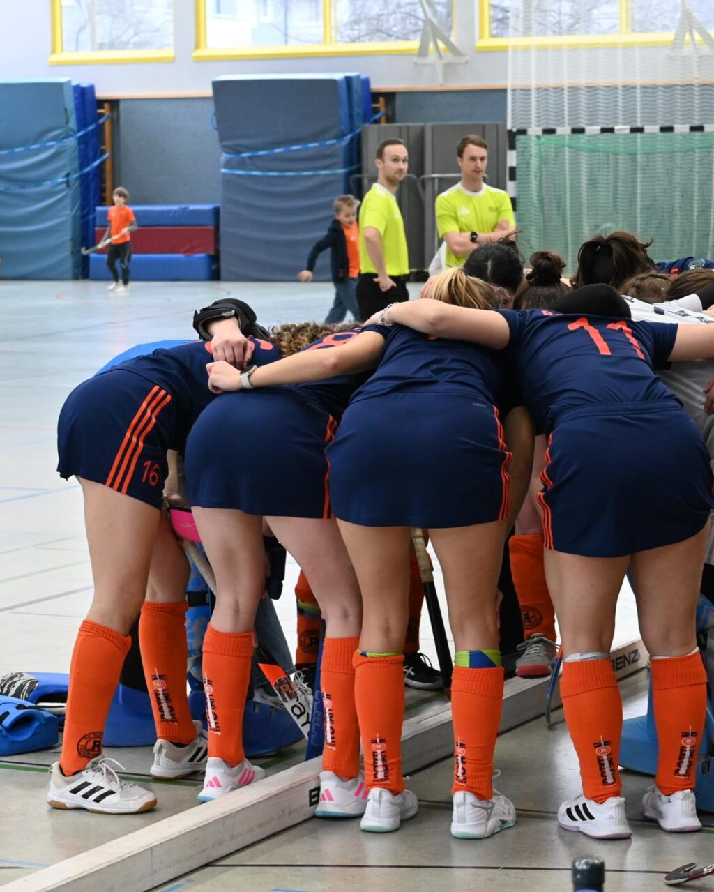 Matchday #8 | #9

Wir steigen auf! ✨

Wir gewinnen am letzten Wochenende beide Spiele, holen uns 6 Punkte und sichern uns bereits eine Woche vor Saisonende den ersten Platz!!! 

Am Freitag Abend ging es mit der SBahn nach Potsdam gegen die direkten Tabellennachbarn PSU. Wie so oft klingelt es erstmal in unserem Tor und so steht es nach wenigen Minuten bereits 1:2 gegen. Ab dem zweiten Viertel drehen wir aber auf & können durch gutes Kontakten bis in den Kreis unsere Chancen nutzen. Am Ende steht es 4:7 für uns und der Aufstieg wird immer realistischer. 

Damit hieß es : Sonntag können wir es klar machen. Genau das war der Plan. Top motiviert ist bereits vor Anpfiff die Halle voll. Mit dem Ziel vor Augen liefern wir auch hier ein gutes Spiel ab und können uns gegen die Damen aus Jena durchsetzen. Am Ende steht es 4:3 für uns und die Freude war riesig! 
Auch ihr habt uns den Tag unvergesslich werden lassen. Danke für so eine Hammer Kulisse 🧡💙

Jetzt steht noch ein Spiel an. Nächsten Sonntag ein letztes Mal alles reinhauen und dann wird gefeiert! ✨

#rollerollerotation #rotationhockey