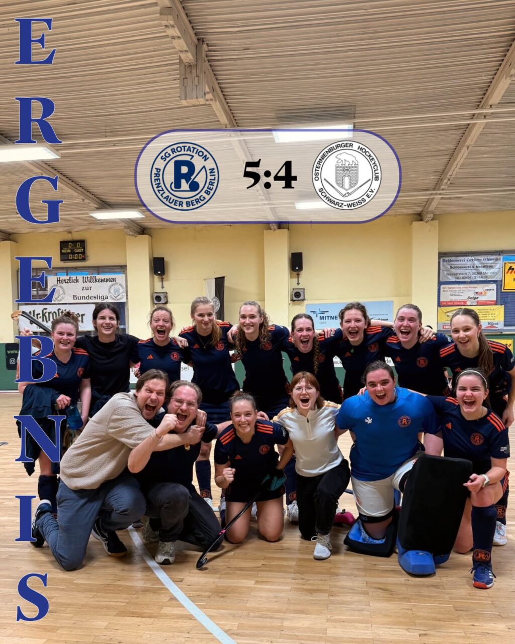 Matchday #7

Wir sind euch da noch ein paar Ergebnisse schuldig🫣
Auf unserer Auswärtsfahrt nach Osternienburg waren wir erfolgreich und konnten drei wichtige Punkte mit zurück nach Berlin nehmen. Ein sehr spannendes Spiel, in dem wir uns nach erstem Rückstand zurückkämpfen und immer mehr reinfinden. Unseren drei treuen Fans, die extra mit angereist sind, wollten wir aber natürlich etwas bieten, weshalb wir in der 58.Minute den Ausgleich fangen und das Spiel erst in der Schlussecke für uns entscheiden konnten. 
Was für ein Match! 

Endstand: 5:4
Tore: Viki (2x), Lisi, Maite & Jolli 

#rollerollerotation #rotationhockey