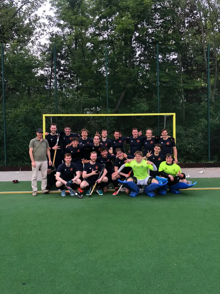 Licht und Schatten doch am Ende der Erfolg

Ein teilweise turbulentes Spiel gegen STK konnten wir letztendlich 2:1 (2:0) gewinnen. Damit sind wir zufrieden haben aber viel viel Luft nacht oben. Quick recap:

- Bruno mit dem Doppelpack (davon einmal mit dem Rücken zum Tor oben den Torwart 😱
- Leo MVP (#2 Baller, #3 Bruno)
- Jack und Thommy mit einem stabilen ersten Auftritt vor heimischer Kulisse
- Fans top, Wetter top, Bego top
- Deron hält uns den Sieg fest

Nächste Woche dann Chamisso um 11Uhr am Sonntag im Jahn. Kommt, kann was werden! Eure 1. Herren