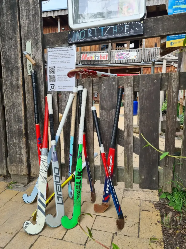Mega!! Vor ein paar Wochen hatten wir in die Runde gefragt, ob jemand ein paar Hockeyschläger für unsere Kinder und Jugendliche übrig hätte?
rotationhockey hat geantwortet - und heute durften wir 11 Schläger für Groß und Klein entgegennehmen! 

Wir bedanken uns herzlich! 🥰🏑

Mal sehen, wie gut das neue Equipment ankommt - vielleicht gibt es bald schon ein gemeinsames Training des Moritzhofes mit dem SG Rotation Prenzlauer Berg. 
Wenn Ihr Euch für Hockey interessiert, solltet Ihr unbedingt mal das Team Rotation besuchen gehen! 👐🏽 🩷