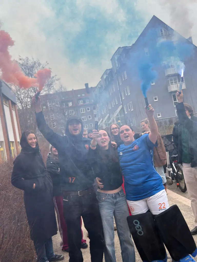 Liebes Tagebuch, 

lange nicht mehr gemeldet, dabei ist einiges passiert. Das wichtigste zuerst: vor ein paar Wochen haben wir es tatsächlich geschafft! Aufstieg in die 1.BULI!!! Nach einer Hallensaison mit lauter Ups und Downs konnten wir uns am vorletzten Spieltag den Aufstieg schon vorzeitig sichern. Wir sind super happy und stolz auf dieses Team, was nach einem intensiven Hockeyjahr nochmal einen drauf gesetzt hat. Dank unserer beiden Trainer, einem super Teamgeist und unseren tollen Fans hat die Saison das beste Ende genommen. Wir sind gespannt und super motiviert auf die große Herausforderung im nächsten Winter. 
Zusätzlich ging unser Blick direkt weiter zur Rückrunde der Feldsaison. Nach kurzer Pause hieß es schon wieder Laufschuhe schnappen, Schläger tauschen und ab aufs Feld. Am Sonntag geht es wieder los. Mal sehen was wird! 

Bis ganz bald (versprochen), 
Deine 1.Damen 🧡💙