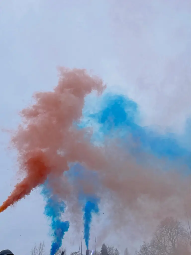 Liebes Tagebuch, 

lange nicht mehr gemeldet, dabei ist einiges passiert. Das wichtigste zuerst: vor ein paar Wochen haben wir es tatsächlich geschafft! Aufstieg in die 1.BULI!!! Nach einer Hallensaison mit lauter Ups und Downs konnten wir uns am vorletzten Spieltag den Aufstieg schon vorzeitig sichern. Wir sind super happy und stolz auf dieses Team, was nach einem intensiven Hockeyjahr nochmal einen drauf gesetzt hat. Dank unserer beiden Trainer, einem super Teamgeist und unseren tollen Fans hat die Saison das beste Ende genommen. Wir sind gespannt und super motiviert auf die große Herausforderung im nächsten Winter. 
Zusätzlich ging unser Blick direkt weiter zur Rückrunde der Feldsaison. Nach kurzer Pause hieß es schon wieder Laufschuhe schnappen, Schläger tauschen und ab aufs Feld. Am Sonntag geht es wieder los. Mal sehen was wird! 

Bis ganz bald (versprochen), 
Deine 1.Damen 🧡💙