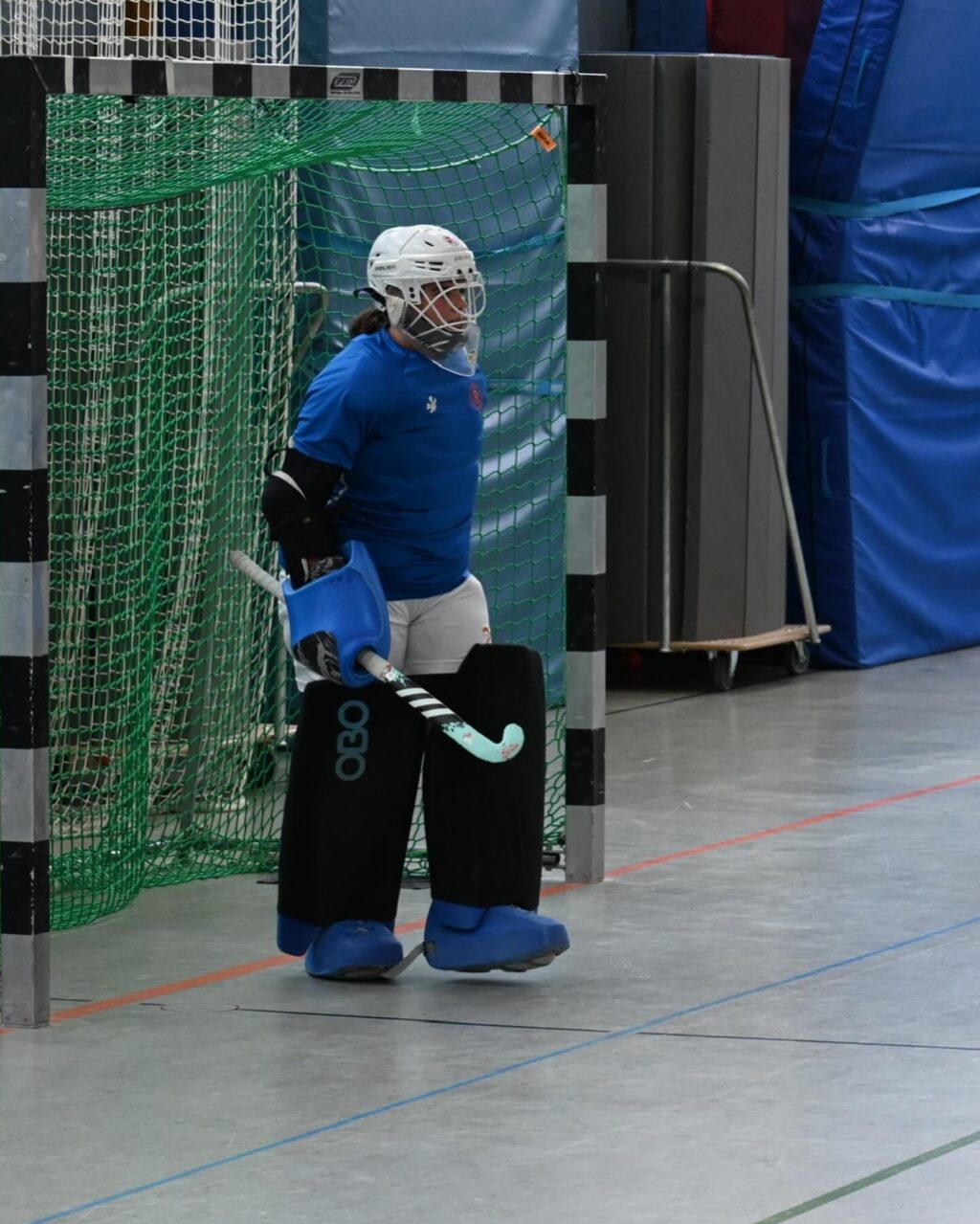 Matchday #8 | #9

Wir steigen auf! ✨

Wir gewinnen am letzten Wochenende beide Spiele, holen uns 6 Punkte und sichern uns bereits eine Woche vor Saisonende den ersten Platz!!! 

Am Freitag Abend ging es mit der SBahn nach Potsdam gegen die direkten Tabellennachbarn PSU. Wie so oft klingelt es erstmal in unserem Tor und so steht es nach wenigen Minuten bereits 1:2 gegen. Ab dem zweiten Viertel drehen wir aber auf & können durch gutes Kontakten bis in den Kreis unsere Chancen nutzen. Am Ende steht es 4:7 für uns und der Aufstieg wird immer realistischer. 

Damit hieß es : Sonntag können wir es klar machen. Genau das war der Plan. Top motiviert ist bereits vor Anpfiff die Halle voll. Mit dem Ziel vor Augen liefern wir auch hier ein gutes Spiel ab und können uns gegen die Damen aus Jena durchsetzen. Am Ende steht es 4:3 für uns und die Freude war riesig! 
Auch ihr habt uns den Tag unvergesslich werden lassen. Danke für so eine Hammer Kulisse 🧡💙

Jetzt steht noch ein Spiel an. Nächsten Sonntag ein letztes Mal alles reinhauen und dann wird gefeiert! ✨

#rollerollerotation #rotationhockey