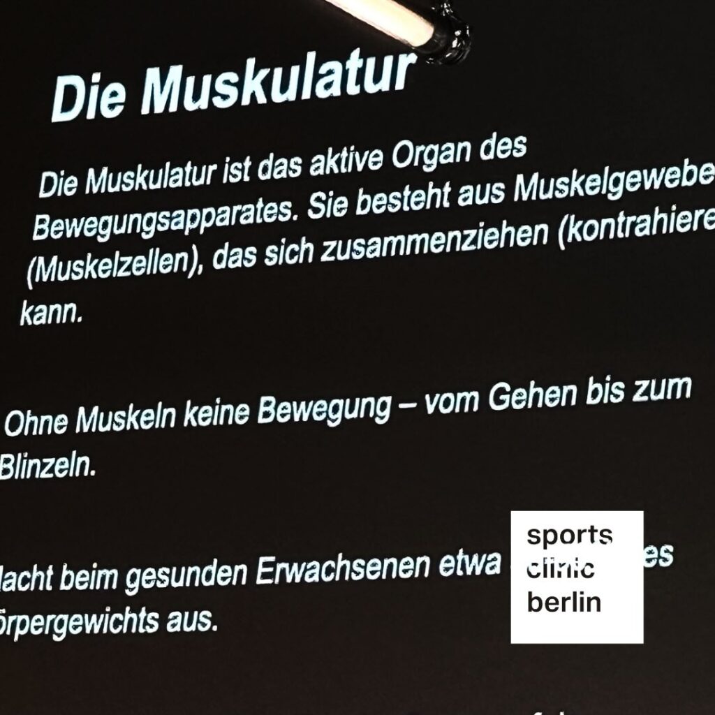 Volles Haus bei der Premiere von „Train the Trainer“.

Gestern ist unsere neue Veranstaltungsreihe für Trainer:innen und Betreuer:innen unserer Kooperationsvereine erfolgreich gestartet – mit dem Schwerpunkt muskuläre Verletzungen.

Neben medizinischem Hintergrundwissen zu Entstehung, Prävention und Belastungssteuerung gab es praxisnahe Impulse für den Trainingsalltag:
▪️effektive Warm-up-Routinen – bereits im Jugendalter
▪️sinnvolle Präventionsstrategien
▪️die Rolle der Ernährung in Regeneration und Verletzungsprophylaxe

Gemeinsam mit unseren Partnern von discus_physiotherapie sowie unserer Ernährungsberaterin daily_vital_life haben wir wertvolle Einblicke und konkrete Handlungsempfehlungen vermittelt.

Vielen Dank für das große Interesse und den offenen Austausch.
Wir freuen uns schon auf die nächste Ausgabe von „Train the Trainer“!

rotationhockey 
berliner_hockeyclub 
blaugoldsteglitz 
psu.04 
albajugend 
tc1899bw 

#combeackisourfavouritesport
#trainthetrainer
#prävention
#sportmedizin