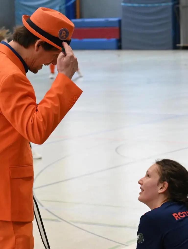 Liebes Tagebuch, 

lange nicht mehr gemeldet, dabei ist einiges passiert. Das wichtigste zuerst: vor ein paar Wochen haben wir es tatsächlich geschafft! Aufstieg in die 1.BULI!!! Nach einer Hallensaison mit lauter Ups und Downs konnten wir uns am vorletzten Spieltag den Aufstieg schon vorzeitig sichern. Wir sind super happy und stolz auf dieses Team, was nach einem intensiven Hockeyjahr nochmal einen drauf gesetzt hat. Dank unserer beiden Trainer, einem super Teamgeist und unseren tollen Fans hat die Saison das beste Ende genommen. Wir sind gespannt und super motiviert auf die große Herausforderung im nächsten Winter. 
Zusätzlich ging unser Blick direkt weiter zur Rückrunde der Feldsaison. Nach kurzer Pause hieß es schon wieder Laufschuhe schnappen, Schläger tauschen und ab aufs Feld. Am Sonntag geht es wieder los. Mal sehen was wird! 

Bis ganz bald (versprochen), 
Deine 1.Damen 🧡💙