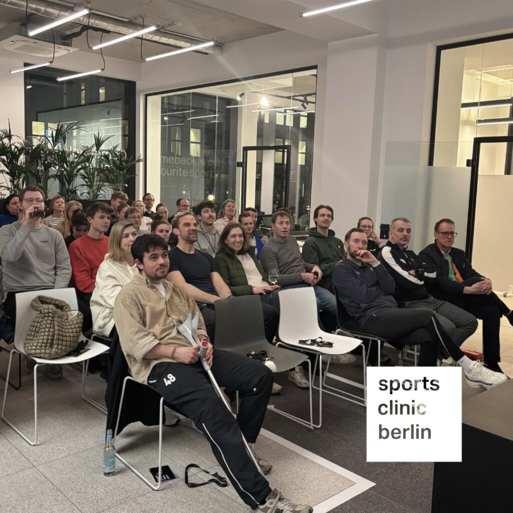 Volles Haus bei der Premiere von „Train the Trainer“.

Gestern ist unsere neue Veranstaltungsreihe für Trainer:innen und Betreuer:innen unserer Kooperationsvereine erfolgreich gestartet – mit dem Schwerpunkt muskuläre Verletzungen.

Neben medizinischem Hintergrundwissen zu Entstehung, Prävention und Belastungssteuerung gab es praxisnahe Impulse für den Trainingsalltag:
▪️effektive Warm-up-Routinen – bereits im Jugendalter
▪️sinnvolle Präventionsstrategien
▪️die Rolle der Ernährung in Regeneration und Verletzungsprophylaxe

Gemeinsam mit unseren Partnern von discus_physiotherapie sowie unserer Ernährungsberaterin daily_vital_life haben wir wertvolle Einblicke und konkrete Handlungsempfehlungen vermittelt.

Vielen Dank für das große Interesse und den offenen Austausch.
Wir freuen uns schon auf die nächste Ausgabe von „Train the Trainer“!

rotationhockey 
berliner_hockeyclub 
blaugoldsteglitz 
psu.04 
albajugend 
tc1899bw 

#combeackisourfavouritesport
#trainthetrainer
#prävention
#sportmedizin