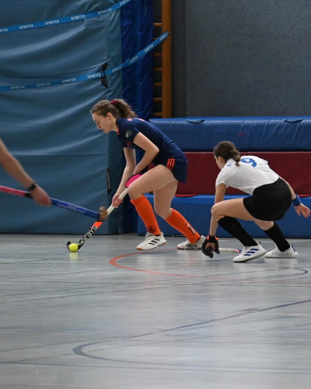 Matchday #8 | #9

Wir steigen auf! ✨

Wir gewinnen am letzten Wochenende beide Spiele, holen uns 6 Punkte und sichern uns bereits eine Woche vor Saisonende den ersten Platz!!! 

Am Freitag Abend ging es mit der SBahn nach Potsdam gegen die direkten Tabellennachbarn PSU. Wie so oft klingelt es erstmal in unserem Tor und so steht es nach wenigen Minuten bereits 1:2 gegen. Ab dem zweiten Viertel drehen wir aber auf & können durch gutes Kontakten bis in den Kreis unsere Chancen nutzen. Am Ende steht es 4:7 für uns und der Aufstieg wird immer realistischer. 

Damit hieß es : Sonntag können wir es klar machen. Genau das war der Plan. Top motiviert ist bereits vor Anpfiff die Halle voll. Mit dem Ziel vor Augen liefern wir auch hier ein gutes Spiel ab und können uns gegen die Damen aus Jena durchsetzen. Am Ende steht es 4:3 für uns und die Freude war riesig! 
Auch ihr habt uns den Tag unvergesslich werden lassen. Danke für so eine Hammer Kulisse 🧡💙

Jetzt steht noch ein Spiel an. Nächsten Sonntag ein letztes Mal alles reinhauen und dann wird gefeiert! ✨

#rollerollerotation #rotationhockey