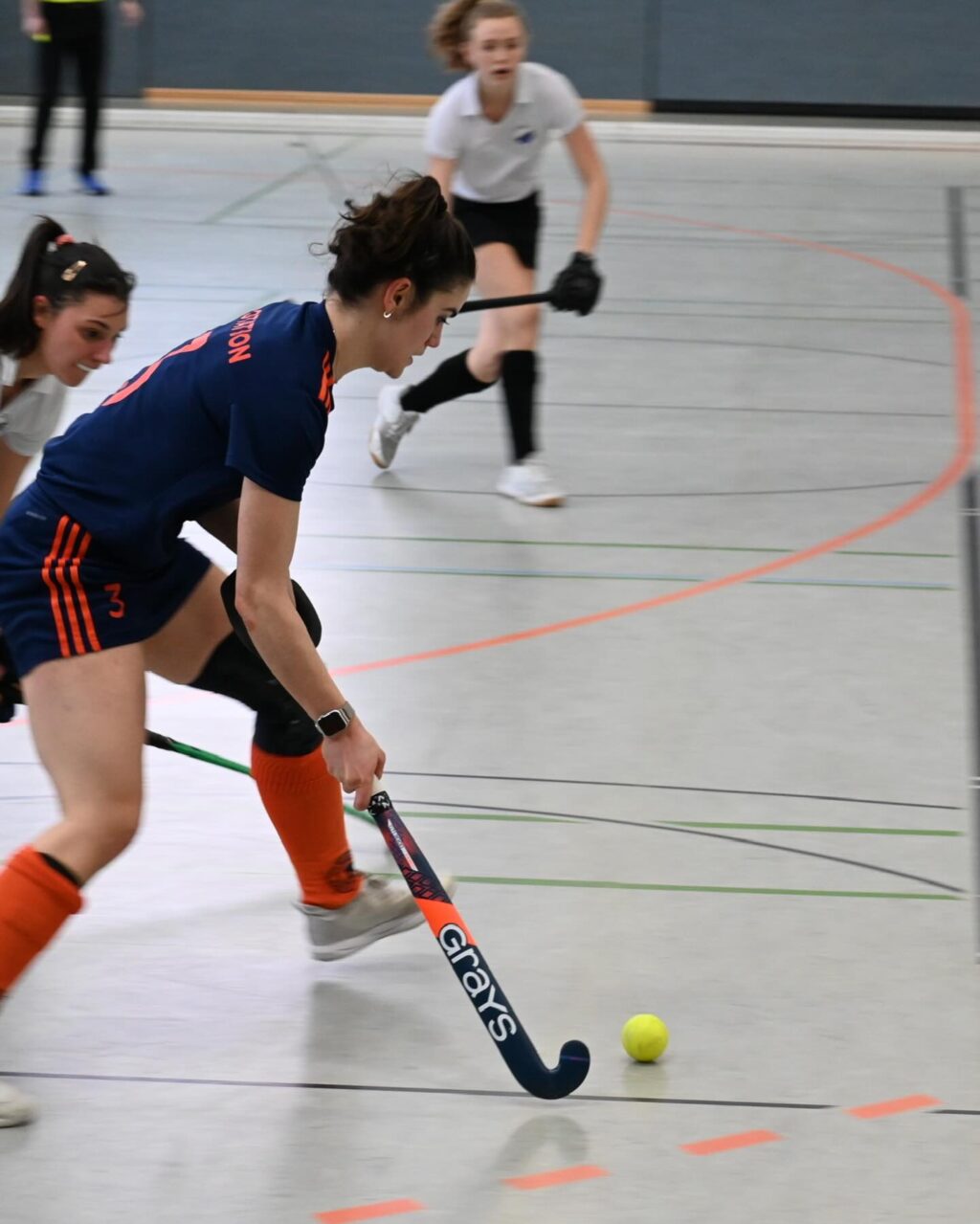 Matchday #8 | #9

Wir steigen auf! ✨

Wir gewinnen am letzten Wochenende beide Spiele, holen uns 6 Punkte und sichern uns bereits eine Woche vor Saisonende den ersten Platz!!! 

Am Freitag Abend ging es mit der SBahn nach Potsdam gegen die direkten Tabellennachbarn PSU. Wie so oft klingelt es erstmal in unserem Tor und so steht es nach wenigen Minuten bereits 1:2 gegen. Ab dem zweiten Viertel drehen wir aber auf & können durch gutes Kontakten bis in den Kreis unsere Chancen nutzen. Am Ende steht es 4:7 für uns und der Aufstieg wird immer realistischer. 

Damit hieß es : Sonntag können wir es klar machen. Genau das war der Plan. Top motiviert ist bereits vor Anpfiff die Halle voll. Mit dem Ziel vor Augen liefern wir auch hier ein gutes Spiel ab und können uns gegen die Damen aus Jena durchsetzen. Am Ende steht es 4:3 für uns und die Freude war riesig! 
Auch ihr habt uns den Tag unvergesslich werden lassen. Danke für so eine Hammer Kulisse 🧡💙

Jetzt steht noch ein Spiel an. Nächsten Sonntag ein letztes Mal alles reinhauen und dann wird gefeiert! ✨

#rollerollerotation #rotationhockey