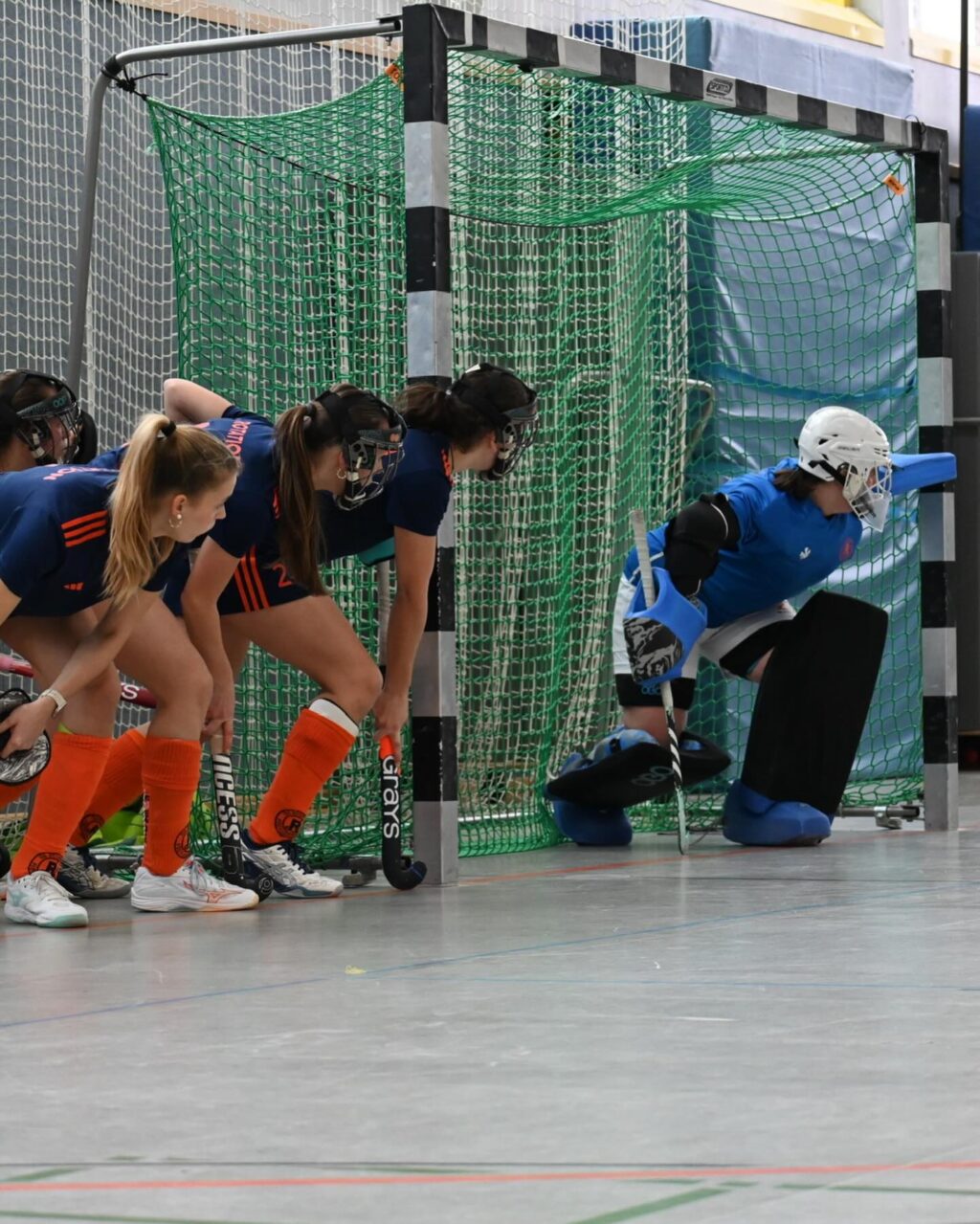 Matchday #8 | #9

Wir steigen auf! ✨

Wir gewinnen am letzten Wochenende beide Spiele, holen uns 6 Punkte und sichern uns bereits eine Woche vor Saisonende den ersten Platz!!! 

Am Freitag Abend ging es mit der SBahn nach Potsdam gegen die direkten Tabellennachbarn PSU. Wie so oft klingelt es erstmal in unserem Tor und so steht es nach wenigen Minuten bereits 1:2 gegen. Ab dem zweiten Viertel drehen wir aber auf & können durch gutes Kontakten bis in den Kreis unsere Chancen nutzen. Am Ende steht es 4:7 für uns und der Aufstieg wird immer realistischer. 

Damit hieß es : Sonntag können wir es klar machen. Genau das war der Plan. Top motiviert ist bereits vor Anpfiff die Halle voll. Mit dem Ziel vor Augen liefern wir auch hier ein gutes Spiel ab und können uns gegen die Damen aus Jena durchsetzen. Am Ende steht es 4:3 für uns und die Freude war riesig! 
Auch ihr habt uns den Tag unvergesslich werden lassen. Danke für so eine Hammer Kulisse 🧡💙

Jetzt steht noch ein Spiel an. Nächsten Sonntag ein letztes Mal alles reinhauen und dann wird gefeiert! ✨

#rollerollerotation #rotationhockey