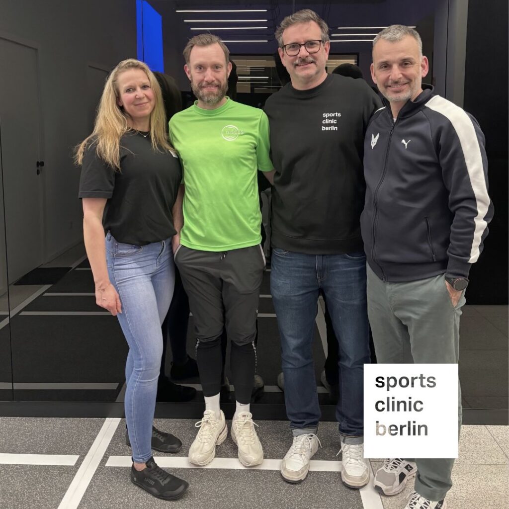 Volles Haus bei der Premiere von „Train the Trainer“.

Gestern ist unsere neue Veranstaltungsreihe für Trainer:innen und Betreuer:innen unserer Kooperationsvereine erfolgreich gestartet – mit dem Schwerpunkt muskuläre Verletzungen.

Neben medizinischem Hintergrundwissen zu Entstehung, Prävention und Belastungssteuerung gab es praxisnahe Impulse für den Trainingsalltag:
▪️effektive Warm-up-Routinen – bereits im Jugendalter
▪️sinnvolle Präventionsstrategien
▪️die Rolle der Ernährung in Regeneration und Verletzungsprophylaxe

Gemeinsam mit unseren Partnern von discus_physiotherapie sowie unserer Ernährungsberaterin daily_vital_life haben wir wertvolle Einblicke und konkrete Handlungsempfehlungen vermittelt.

Vielen Dank für das große Interesse und den offenen Austausch.
Wir freuen uns schon auf die nächste Ausgabe von „Train the Trainer“!

rotationhockey 
berliner_hockeyclub 
blaugoldsteglitz 
psu.04 
albajugend 
tc1899bw 

#combeackisourfavouritesport
#trainthetrainer
#prävention
#sportmedizin