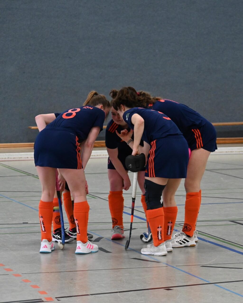 Matchday #8 | #9

Wir steigen auf! ✨

Wir gewinnen am letzten Wochenende beide Spiele, holen uns 6 Punkte und sichern uns bereits eine Woche vor Saisonende den ersten Platz!!! 

Am Freitag Abend ging es mit der SBahn nach Potsdam gegen die direkten Tabellennachbarn PSU. Wie so oft klingelt es erstmal in unserem Tor und so steht es nach wenigen Minuten bereits 1:2 gegen. Ab dem zweiten Viertel drehen wir aber auf & können durch gutes Kontakten bis in den Kreis unsere Chancen nutzen. Am Ende steht es 4:7 für uns und der Aufstieg wird immer realistischer. 

Damit hieß es : Sonntag können wir es klar machen. Genau das war der Plan. Top motiviert ist bereits vor Anpfiff die Halle voll. Mit dem Ziel vor Augen liefern wir auch hier ein gutes Spiel ab und können uns gegen die Damen aus Jena durchsetzen. Am Ende steht es 4:3 für uns und die Freude war riesig! 
Auch ihr habt uns den Tag unvergesslich werden lassen. Danke für so eine Hammer Kulisse 🧡💙

Jetzt steht noch ein Spiel an. Nächsten Sonntag ein letztes Mal alles reinhauen und dann wird gefeiert! ✨

#rollerollerotation #rotationhockey