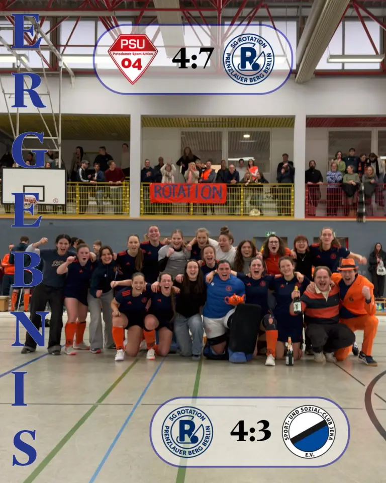 Matchday #8 | #9

Wir steigen auf! ✨

Wir gewinnen am letzten Wochenende beide Spiele, holen uns 6 Punkte und sichern uns bereits eine Woche vor Saisonende den ersten Platz!!! 

Am Freitag Abend ging es mit der SBahn nach Potsdam gegen die direkten Tabellennachbarn PSU. Wie so oft klingelt es erstmal in unserem Tor und so steht es nach wenigen Minuten bereits 1:2 gegen. Ab dem zweiten Viertel drehen wir aber auf & können durch gutes Kontakten bis in den Kreis unsere Chancen nutzen. Am Ende steht es 4:7 für uns und der Aufstieg wird immer realistischer. 

Damit hieß es : Sonntag können wir es klar machen. Genau das war der Plan. Top motiviert ist bereits vor Anpfiff die Halle voll. Mit dem Ziel vor Augen liefern wir auch hier ein gutes Spiel ab und können uns gegen die Damen aus Jena durchsetzen. Am Ende steht es 4:3 für uns und die Freude war riesig! 
Auch ihr habt uns den Tag unvergesslich werden lassen. Danke für so eine Hammer Kulisse 🧡💙

Jetzt steht noch ein Spiel an. Nächsten Sonntag ein letztes Mal alles reinhauen und dann wird gefeiert! ✨

#rollerollerotation #rotationhockey