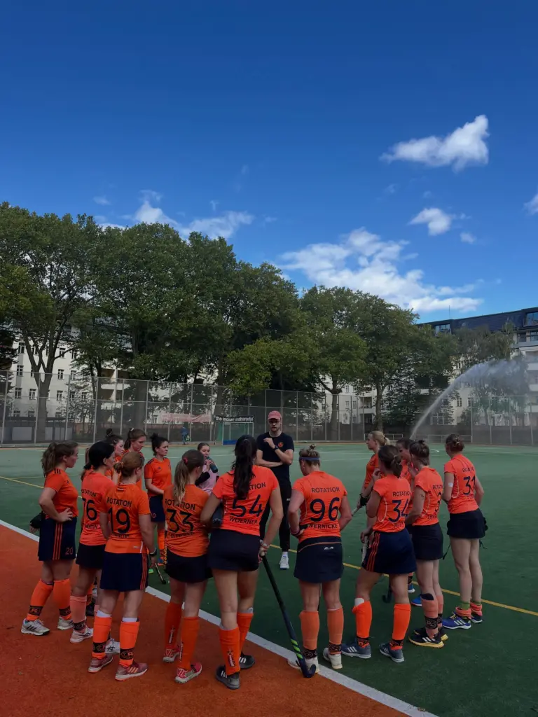 #rollerolle

Long time no see!

Nach einer Saison, die definitiv anders lief als geplant, sind wir jetzt wieder zurück in der Verbandsliga.

Neue Liga, gleiche Leidenschaft – und mindestens genauso viel Bock!
Der Start kann sich sehen lassen: 3 Punkte, erster Sieg – läuft! 🔥 

So kann’s auf jeden Fall weitergehen.

Eure 2. Damen 🫶 

#rotationhockey #wirleuchteninorange #teamworkmakesthedreamwork #berlinhockey