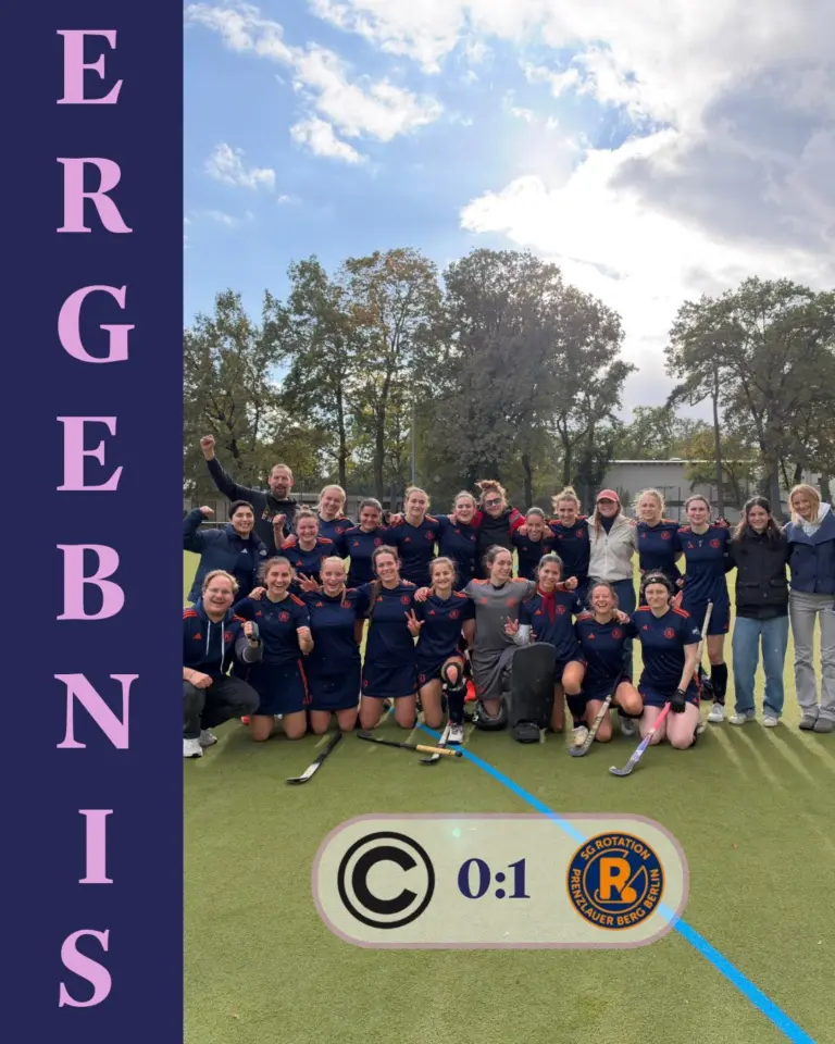 Hinrundenabschluss geglückt 🧡💙
Bei ungemütlichem Herbstwetter verschlug es uns für das letzte Spiel der Hinrunde zu den Damen von SCC. Trotz eines komfortablen Punktevorsprungs gegenüber der Gastgeberinnen war das Ziel des Spieles klar - mit einem guten Gefühl das letzte Feldspiel absolvieren und nochmal wichtige Punkte vor der Hallensaison eintüten. 
Gesagt getan: wir starten mit gutem Druck in das Spiel. Wir kontakten uns von Anfang an sauber von Ebene zu Ebene und belohnen uns mit einer Ecke. Lenny bringt uns mit einem schönen Eckenschlenzer fünf Minuten nach Anpfiff in Führung! ✨
Über die restliche Spielzeit sind wir zwar die dominantere Mannschaft & spielen gute Chancen heraus, jedoch hält SCC gut dagegen. Unsere Defensive hält den Schusskreis aber sauber und so spielen wir auch unser letztes Spiel zu Null! 
Nach 60 Minuten steht es 1:0 und wir können die nächsten 3 Punkte auf unserem Konto verbuchen. 🙂‍↕️ 
Für uns heißt es jetzt zwei Wochen hockeyfrei und dann voller Fokus auf das Projekt 1. Bundesliga! Wir haben Bock! 
Danke für euren Support in dieser Hinrunde - wir hoffen viele von euch in der Woelck wiederzusehen! 🧡💙

#rollerollerotation #rotationhockey