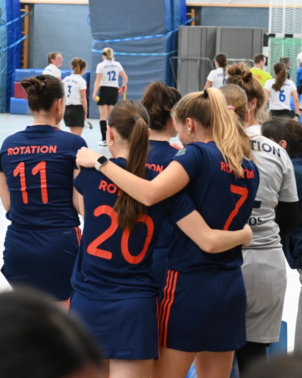 Matchday #8 | #9

Wir steigen auf! ✨

Wir gewinnen am letzten Wochenende beide Spiele, holen uns 6 Punkte und sichern uns bereits eine Woche vor Saisonende den ersten Platz!!! 

Am Freitag Abend ging es mit der SBahn nach Potsdam gegen die direkten Tabellennachbarn PSU. Wie so oft klingelt es erstmal in unserem Tor und so steht es nach wenigen Minuten bereits 1:2 gegen. Ab dem zweiten Viertel drehen wir aber auf & können durch gutes Kontakten bis in den Kreis unsere Chancen nutzen. Am Ende steht es 4:7 für uns und der Aufstieg wird immer realistischer. 

Damit hieß es : Sonntag können wir es klar machen. Genau das war der Plan. Top motiviert ist bereits vor Anpfiff die Halle voll. Mit dem Ziel vor Augen liefern wir auch hier ein gutes Spiel ab und können uns gegen die Damen aus Jena durchsetzen. Am Ende steht es 4:3 für uns und die Freude war riesig! 
Auch ihr habt uns den Tag unvergesslich werden lassen. Danke für so eine Hammer Kulisse 🧡💙

Jetzt steht noch ein Spiel an. Nächsten Sonntag ein letztes Mal alles reinhauen und dann wird gefeiert! ✨

#rollerollerotation #rotationhockey