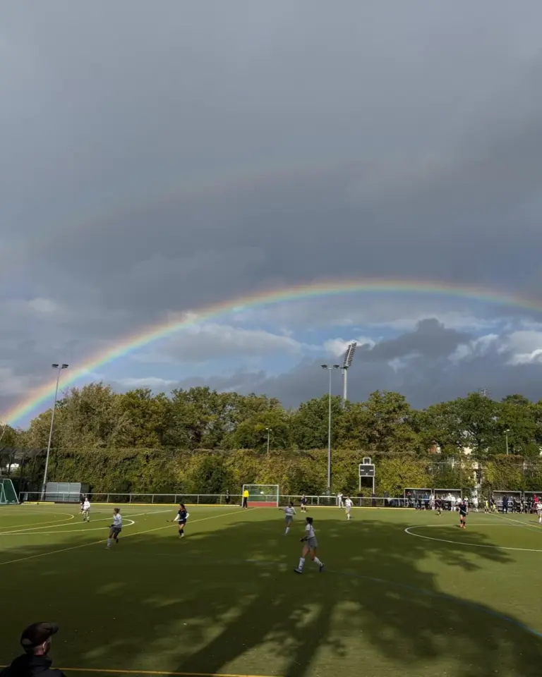 Hinrundenabschluss geglückt 🧡💙
Bei ungemütlichem Herbstwetter verschlug es uns für das letzte Spiel der Hinrunde zu den Damen von SCC. Trotz eines komfortablen Punktevorsprungs gegenüber der Gastgeberinnen war das Ziel des Spieles klar - mit einem guten Gefühl das letzte Feldspiel absolvieren und nochmal wichtige Punkte vor der Hallensaison eintüten. 
Gesagt getan: wir starten mit gutem Druck in das Spiel. Wir kontakten uns von Anfang an sauber von Ebene zu Ebene und belohnen uns mit einer Ecke. Lenny bringt uns mit einem schönen Eckenschlenzer fünf Minuten nach Anpfiff in Führung! ✨
Über die restliche Spielzeit sind wir zwar die dominantere Mannschaft & spielen gute Chancen heraus, jedoch hält SCC gut dagegen. Unsere Defensive hält den Schusskreis aber sauber und so spielen wir auch unser letztes Spiel zu Null! 
Nach 60 Minuten steht es 1:0 und wir können die nächsten 3 Punkte auf unserem Konto verbuchen. 🙂‍↕️ 
Für uns heißt es jetzt zwei Wochen hockeyfrei und dann voller Fokus auf das Projekt 1. Bundesliga! Wir haben Bock! 
Danke für euren Support in dieser Hinrunde - wir hoffen viele von euch in der Woelck wiederzusehen! 🧡💙

#rollerollerotation #rotationhockey
