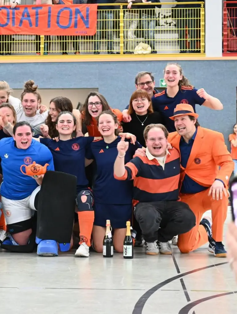 Liebes Tagebuch, 

lange nicht mehr gemeldet, dabei ist einiges passiert. Das wichtigste zuerst: vor ein paar Wochen haben wir es tatsächlich geschafft! Aufstieg in die 1.BULI!!! Nach einer Hallensaison mit lauter Ups und Downs konnten wir uns am vorletzten Spieltag den Aufstieg schon vorzeitig sichern. Wir sind super happy und stolz auf dieses Team, was nach einem intensiven Hockeyjahr nochmal einen drauf gesetzt hat. Dank unserer beiden Trainer, einem super Teamgeist und unseren tollen Fans hat die Saison das beste Ende genommen. Wir sind gespannt und super motiviert auf die große Herausforderung im nächsten Winter. 
Zusätzlich ging unser Blick direkt weiter zur Rückrunde der Feldsaison. Nach kurzer Pause hieß es schon wieder Laufschuhe schnappen, Schläger tauschen und ab aufs Feld. Am Sonntag geht es wieder los. Mal sehen was wird! 

Bis ganz bald (versprochen), 
Deine 1.Damen 🧡💙