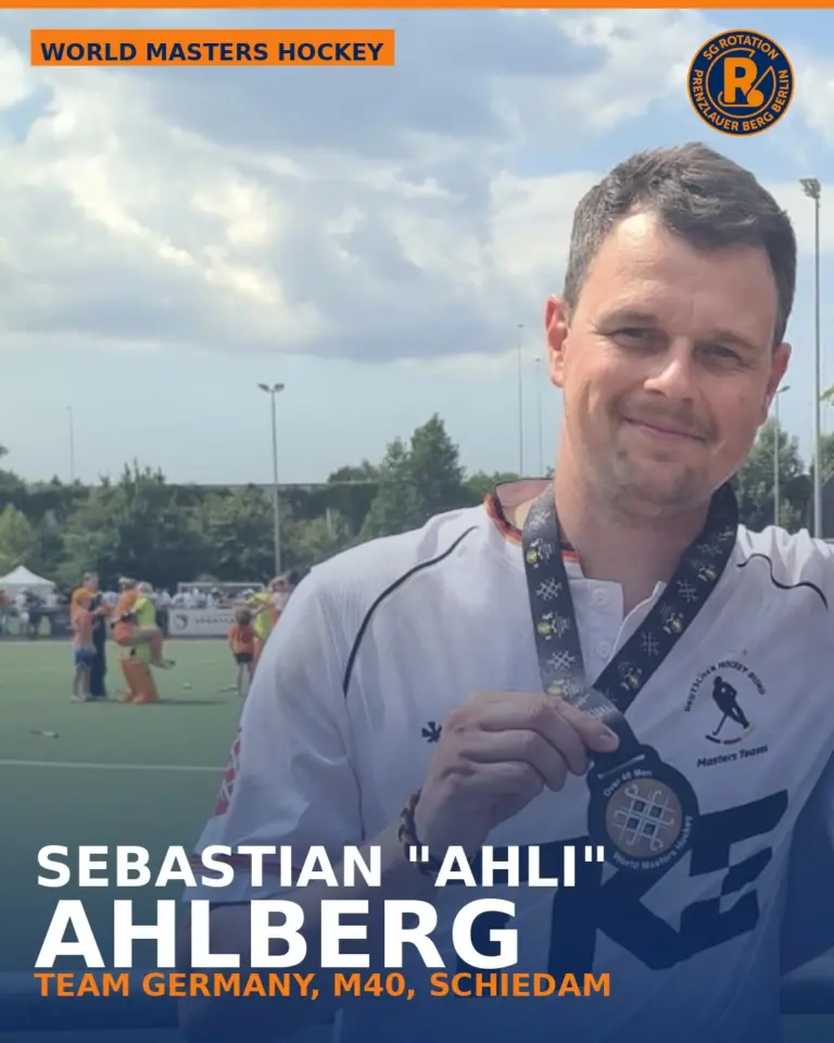 Weltklasse in Orange & Blau 🏑🌍
Gleich drei Rotationistas waren bei den World Masters Hockey am Start:
🔶Jeanette Schulze – Team Alliance Blue, W40, Rotterdam
🔷Sebastian Ahlberg – Team Germany, M40, Schiedam
🔶 Christian Schulze – Team Germany, M50, Rotterdam
Glückwunsch an euch drei! Ihr seid ein Vorbild für den ganzen Verein 👏
#rotationhockey #WorldMastersHockey #TeamGermany #dhbhockey