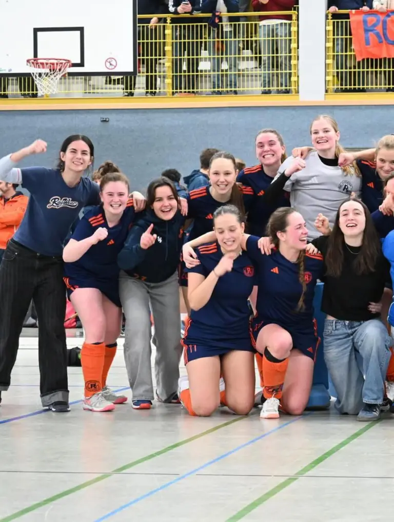 Liebes Tagebuch, 

lange nicht mehr gemeldet, dabei ist einiges passiert. Das wichtigste zuerst: vor ein paar Wochen haben wir es tatsächlich geschafft! Aufstieg in die 1.BULI!!! Nach einer Hallensaison mit lauter Ups und Downs konnten wir uns am vorletzten Spieltag den Aufstieg schon vorzeitig sichern. Wir sind super happy und stolz auf dieses Team, was nach einem intensiven Hockeyjahr nochmal einen drauf gesetzt hat. Dank unserer beiden Trainer, einem super Teamgeist und unseren tollen Fans hat die Saison das beste Ende genommen. Wir sind gespannt und super motiviert auf die große Herausforderung im nächsten Winter. 
Zusätzlich ging unser Blick direkt weiter zur Rückrunde der Feldsaison. Nach kurzer Pause hieß es schon wieder Laufschuhe schnappen, Schläger tauschen und ab aufs Feld. Am Sonntag geht es wieder los. Mal sehen was wird! 

Bis ganz bald (versprochen), 
Deine 1.Damen 🧡💙