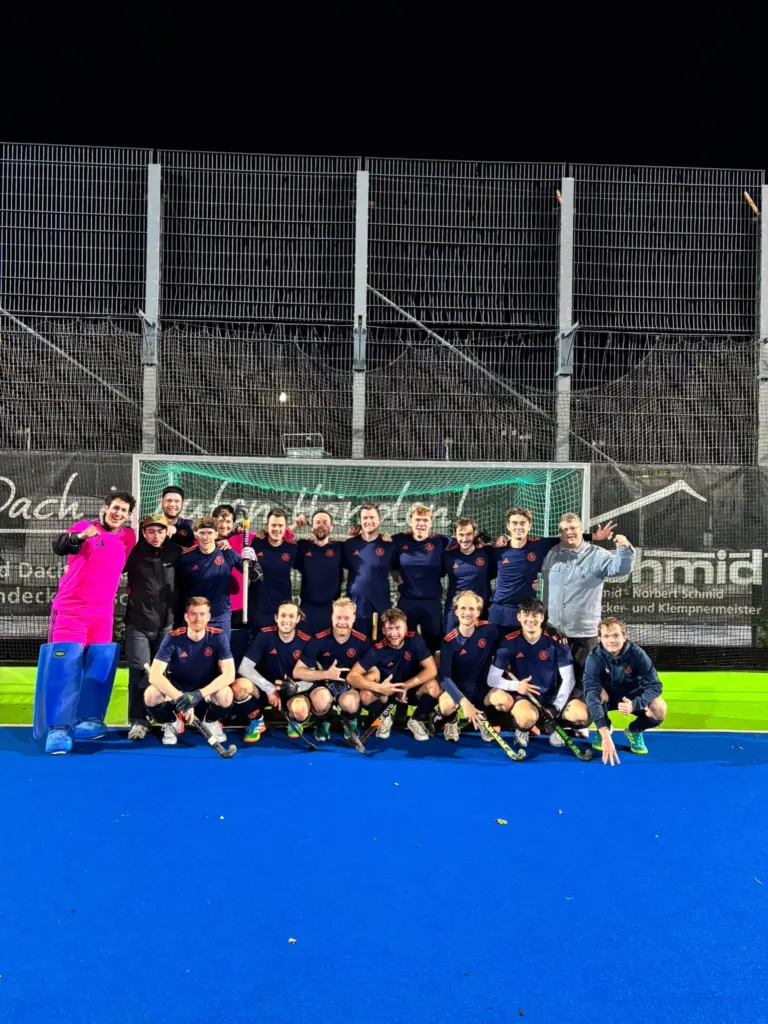 Windiges Flutlichtspiel am Sonntagabend geht an uns! Zur recht ungewöhnlichen Anstoßzeit fuhren wir zu tuslichterfeldeberlin , um den dritten Spieltag zu bestreiten. Trotz Wind und Wetter waren wir heiß, hier was mitzunehmen - dachten wir zumindest. Kurz nach Beginn bereits die erste Ecke, die TuSLi im Nachschuss nutzen konnte. 0:1. Uncool. Wir ließen uns aber nicht hängen und spielten recht ansehnlich weiter. So konnten wir uns Chancen erarbeiten und auch trocken ausgleichen. Richtung Ende des 1 Viertels haben wir dann auch noch das 2:1 erzielt. So sollte es weitergehen. Wir standen in der Abwehr stabil, ließen den Ball laufen und lauerten auf Konter. Das ein oder andere Mal hätte es auch klingeln können, aber wir waren dann doch zu unkonzentriert. So mussten wir in der letzten Minute noch bangen, konnten aber 3 Ecken in Folge erfolgreich abwehren. 3 Punkte auswärts! Geilomeilo! Geiler Start! So kann es weitergehen. Eure 1. Herren

Tore: Ahli, Bruno
MVP: Fergus