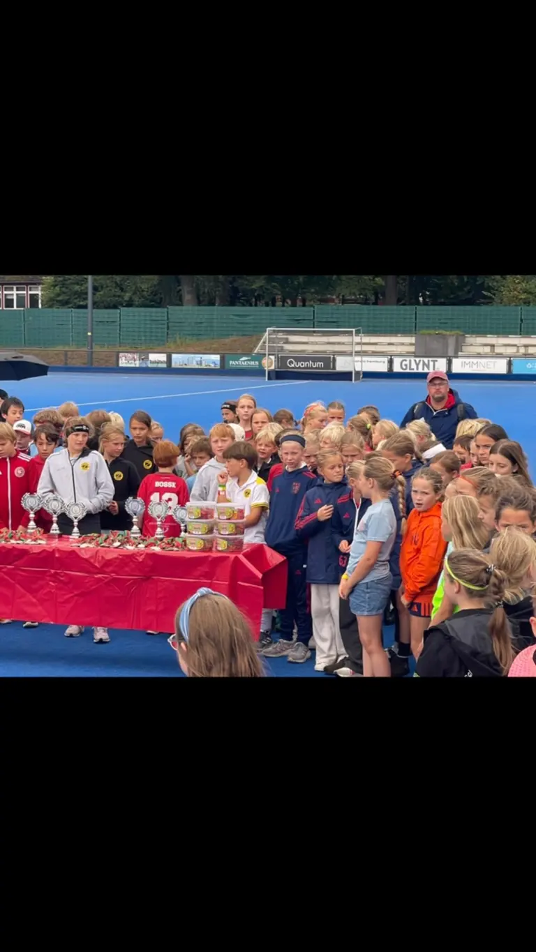 Am Wochenende fand bei uns auf der Anlage der HPC CUP 2026 statt, diesmal für die wU10 und mU10. Ein tolles Teilnehmerfeld aus ganz Deutschland zeigte großartiges Hockey und auch der Spaß kam nicht zu kurz. Vielen Dank an alle Teams, die teilgenommen haben und vielen Dank an unsere jungen Schiedsrichter und Schiedsrichterinnen, die die Spiele super geleitet haben. Schade, dass sich ein paar Trainer lautstark beschwert haben, das muss wirklich nicht sein. Der Dank geht auch an unsere daspologastronomie, aber ganz besonders an das fantastische Organisations-Team und die vielen Helfer! Ihr habt alles so wunderbar vorbereitet und unfassbar viel Zeit im Vorfeld und während des Turniers investiert. Nochmals vielen Dank! Wir freuen uns auf die nächsten Turniere auf der Polo Anlage. 🟢🔴🏑