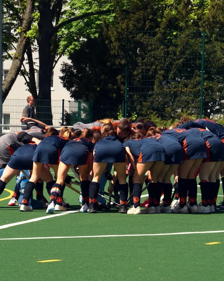 Matchday #11 | #12

Wie in der Hinrunde reichen zwei Gegentore, um aus dem ganzen Wochenende punktelos rauszugehen. Zwei bittere Ergebnisse. 

Am Samstag ging es gegen die Tabellenspitze aus Mannheim. Warm Up läuft, die Tribüne füllt sich und alle haben Bock. Mit einer guten Einstellung geht es los. 
Nachdem die ersten Ecken für Mannheim gut abgelaufen werden können, sitzt dann doch eine und wir gehen mit 0:1 in die Halbzeit. Wir kommen etwas wacher wieder und können einen schönen Konter rausspielen, den wir nach gutem Lauf & Torhüterin ausgucken eeendlich mal wieder belohnen können. Es klingelt im Tor! 1:1! 
Zum Ende des Spiels legen die Mannheimerinnen aber nochmal eine Schippe drauf und holen sich den Siegtreffer. Guter Fight, aber leider zu wenig für einen Punkt. 
Endstand 1:2

Sonntag dann neues Spiel, neuer Ehrgeiz. So sieht der Start auch aus. Wir kontakten gut und kommen immer wieder ins letzte Viertel, aber im Kreis ist es ungefährlich. Über 60min schaffen wir es nicht einmal den Ball ins Netz zu bringen und so reicht das eine Tor für die Rüsselsheimerinnen, um das Spiel für sich zu entscheiden. 
Endstand 0:1

Enttäuscht gehen wir aus dem Wochenende und müssen nun den Fokus schnell wieder finden. Die Arbeit geht weiter. 
Tore schießen macht Bock, davon mehr 🤞🏼