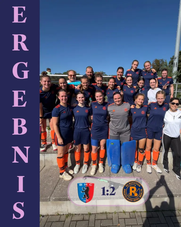 Weitere 3 Punkte landen auf unserem Konto🧡💙

Am vergangegen Sonntag ging es für uns zu den 2.Damen vom BHC. Zum ersten Mal diese Hinrunde geraten wir nach einer Ecke in Rückstand und müssen zeigen, dass wir auch dann einen kühlen Kopf bewahren und das Spiel wieder unter Kontrolle bringen können. 
Nach einer knackigen Halbzeit Ansprache geht es also motiviert zurück auf den Platz und wir erarbeiten uns einige Chancen. Irgendwann klappt es endlich und wir können uns direkt doppelt mit guter Kreisbesetzung & direktem Torschuss belohnen. Die letzten Minuten nutzen wir unsere Stärken in der defense und können alle weiteren Angriffe der Gegnerinnen klären. 

Endstand: 1:2 für uns. Spiel gedreht. 3 Punkte 🧡

Tore: Jojo & Lenny ✨